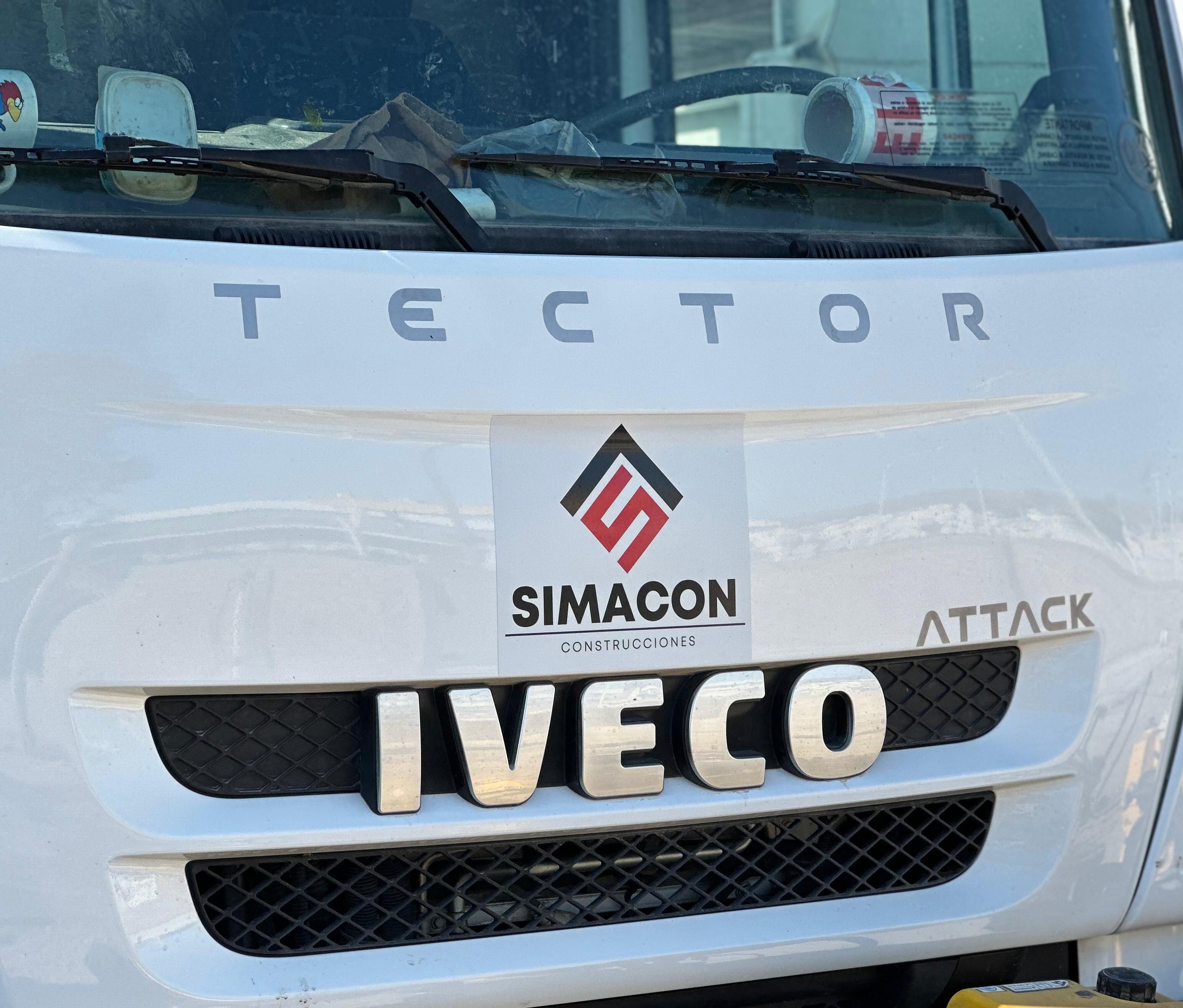Camión con logo SIMACON